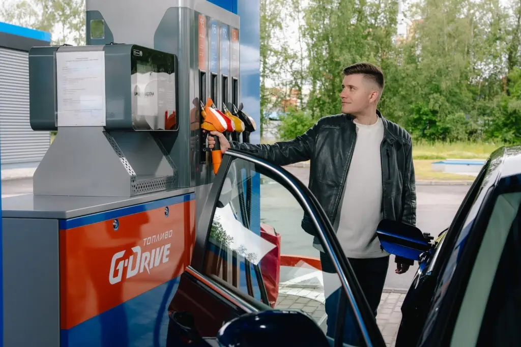 Водитель заправляет автомобиль на АЗС «Газпром нефти»