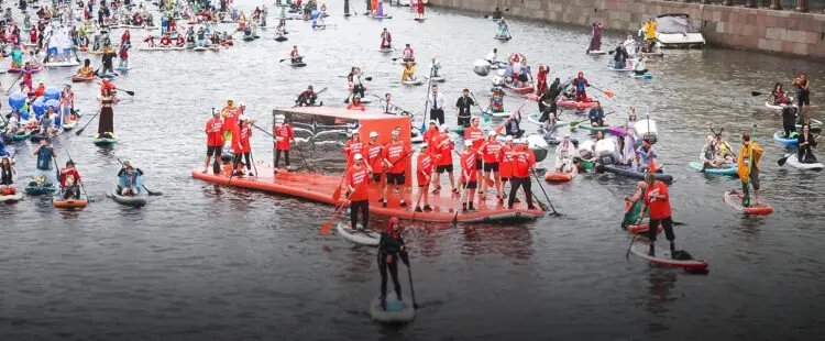 Зеркальный мегасап «Энергии+» с экипажем «Команды Газпром нефти» на фестивале «Фонтанка SUP»