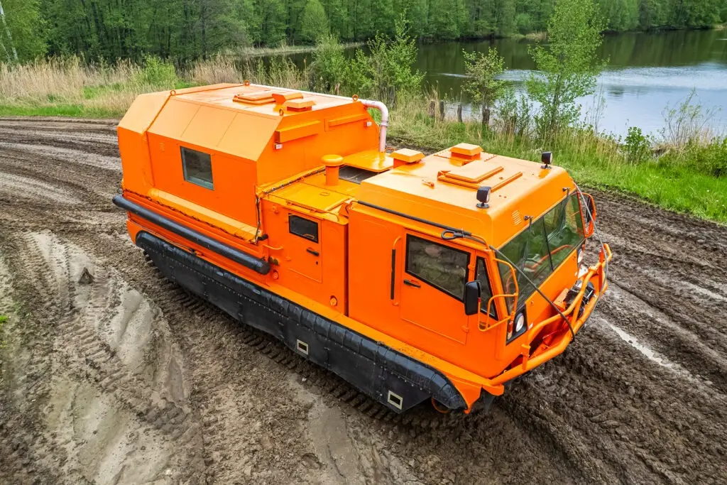 Вездеход ТМ-140 едет по бездорожью