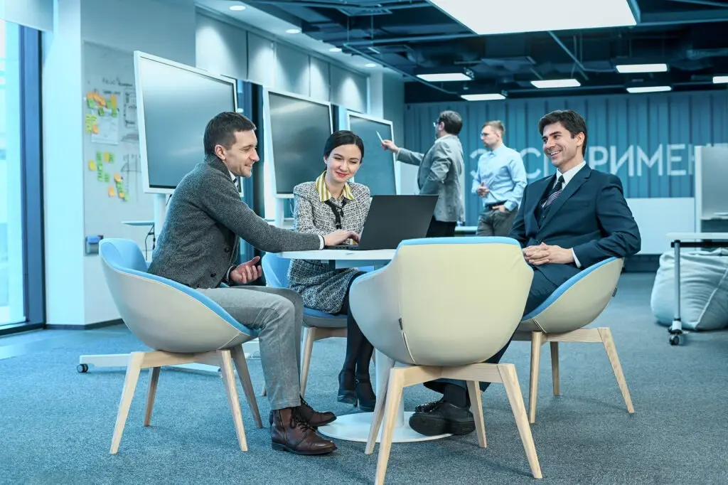 ИТ-специалисты «Газпром нефти» во время рабочей встречи