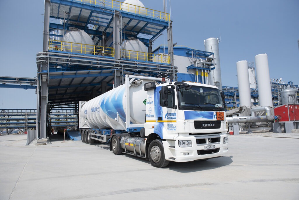 Грузовик для газоперевозок на Амурском газоперерабатывающем заводе