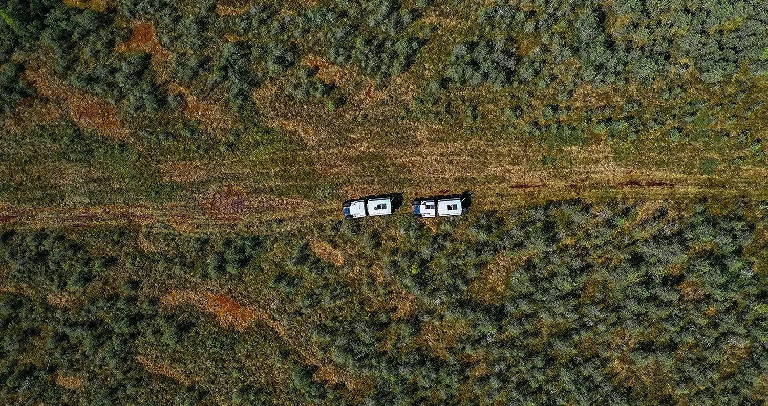 Передвижные лаборатории ученых едут между югорскими болотами в районе Салымских месторождений во время экспедиции