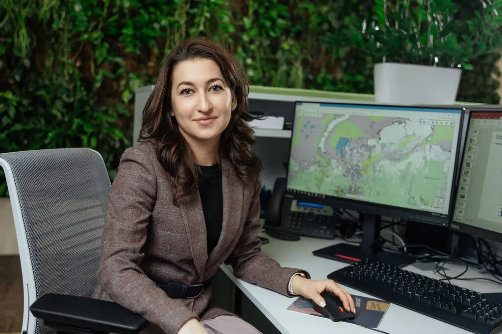 Рушания Хайдарова на рабочем месте в офисе