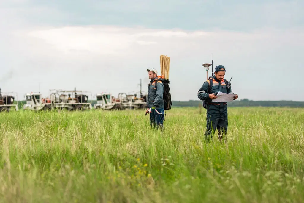 Геологи во время геологоразведочных работ в поле