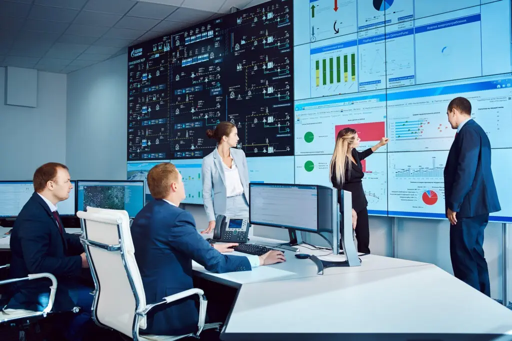 Сотрудники «Газпром нефти» за работой в центре управления добычей