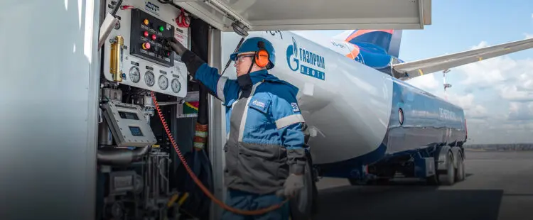 Специалист «Газпром нефти» по заправке самолетов