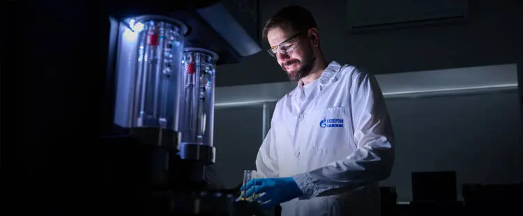 Специалист «Газпром нефти» за работой