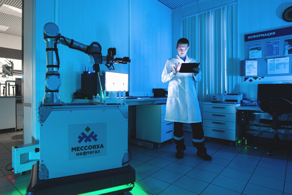 Специалист лаборатории Восточно-Мессояхского месторождения управляет роботом-химиком