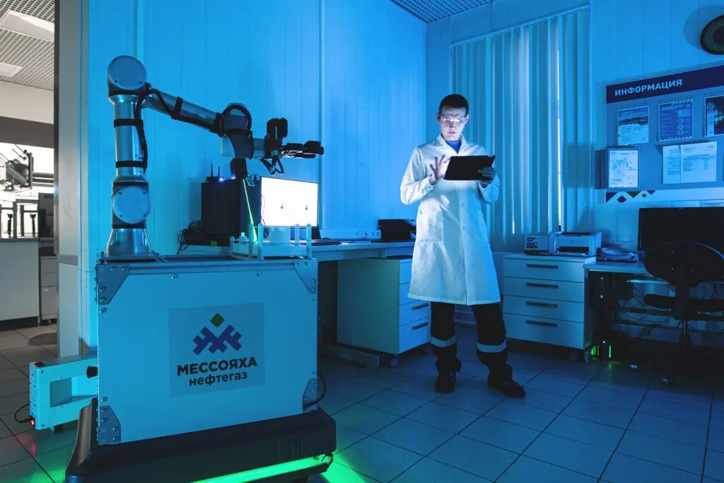 Специалист лаборатории Восточно-Мессояхского месторождения управляет роботом-химиком