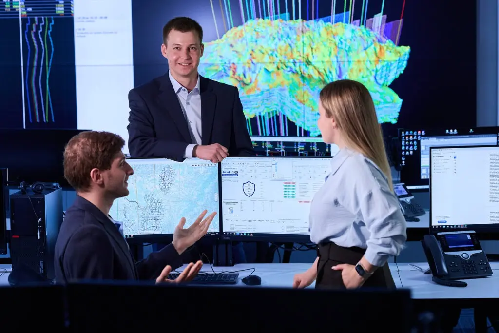 Специалисты центра управления строительством скважин «Газпром нефти» в Ноябрьске