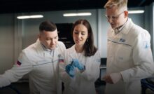 Специалисты исследовательского центра «Геосфера» рассматривают фрагмент керна