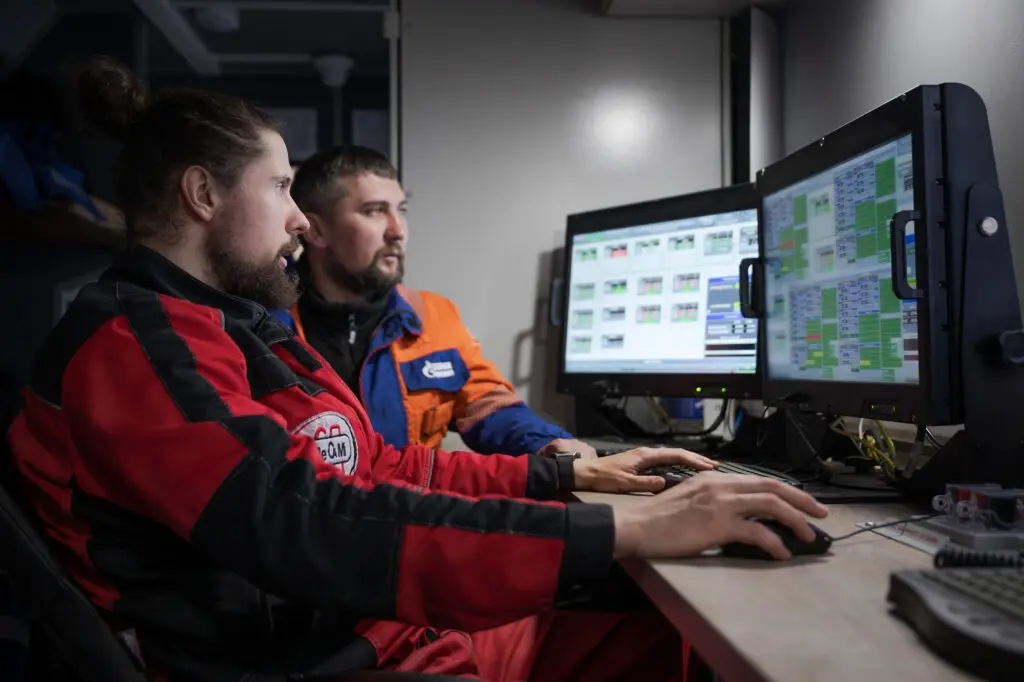 Специалисты контролируют проведение ГРП за мониторами компьютеров