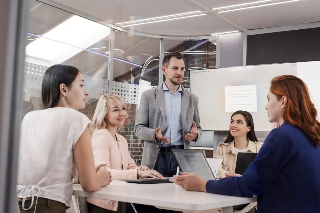 Специалисты «Газпром нефти» за компьютерами во время рабочего обсуждения