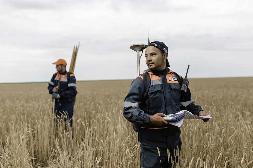 Специалисты во время проведения геологоразведки залежей углеводородов