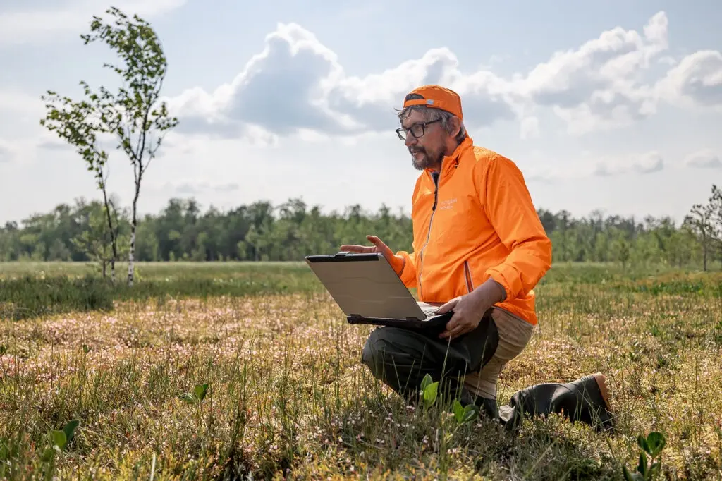 Участник экспедиции по югорским болотам в районе Салымских месторождений