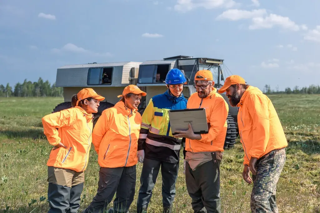 Участники экспедиции по югорским болотам за работой