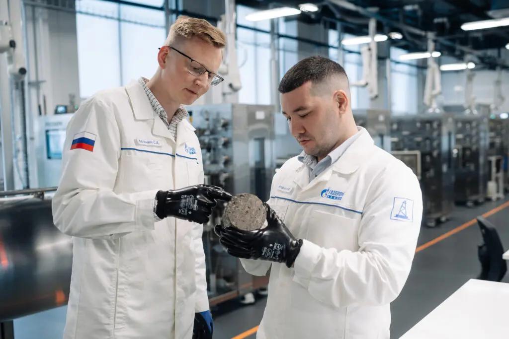 Ученые исследовательского центра «Геосфера» изучают образец горной породы