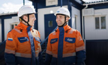 Вахтовики «Газпром нефти» на месторождении в Якутии рядом с блочно-модульным комплексом
