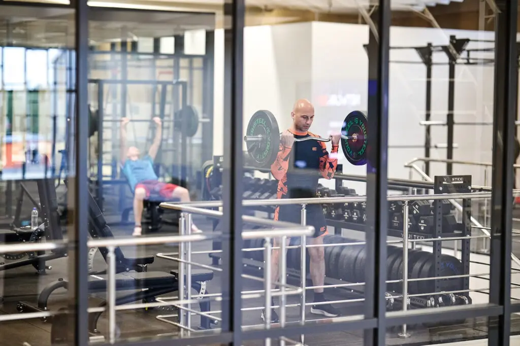 Вахтовики в тренажерном зале жилого комплекса на одном месторождений из «Газпром нефти»