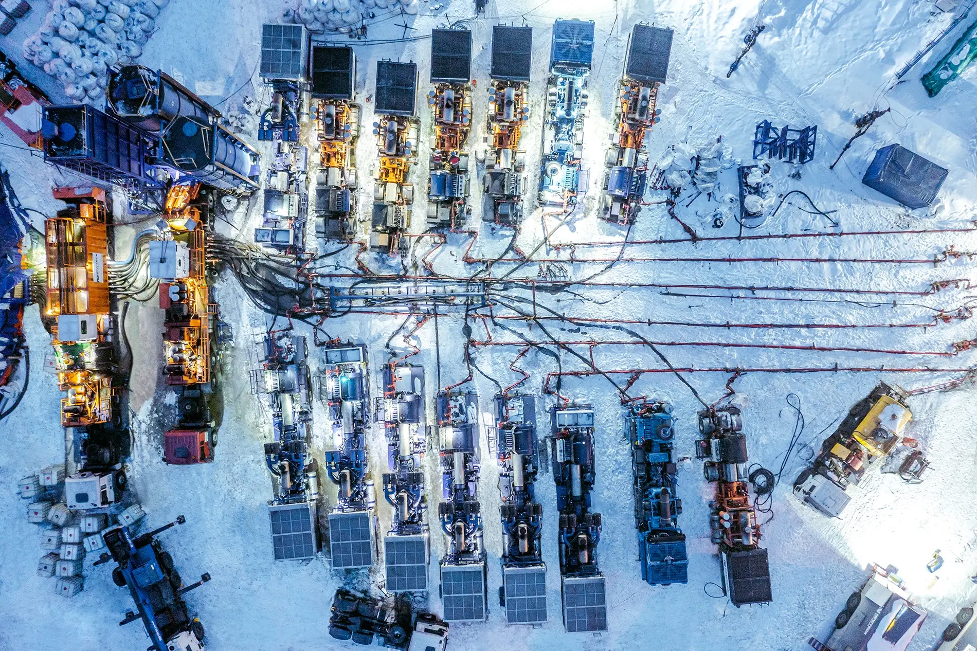 Вид сверху на флот ГРП, работающий на месторождении «Газпром нефти» в ХМАО