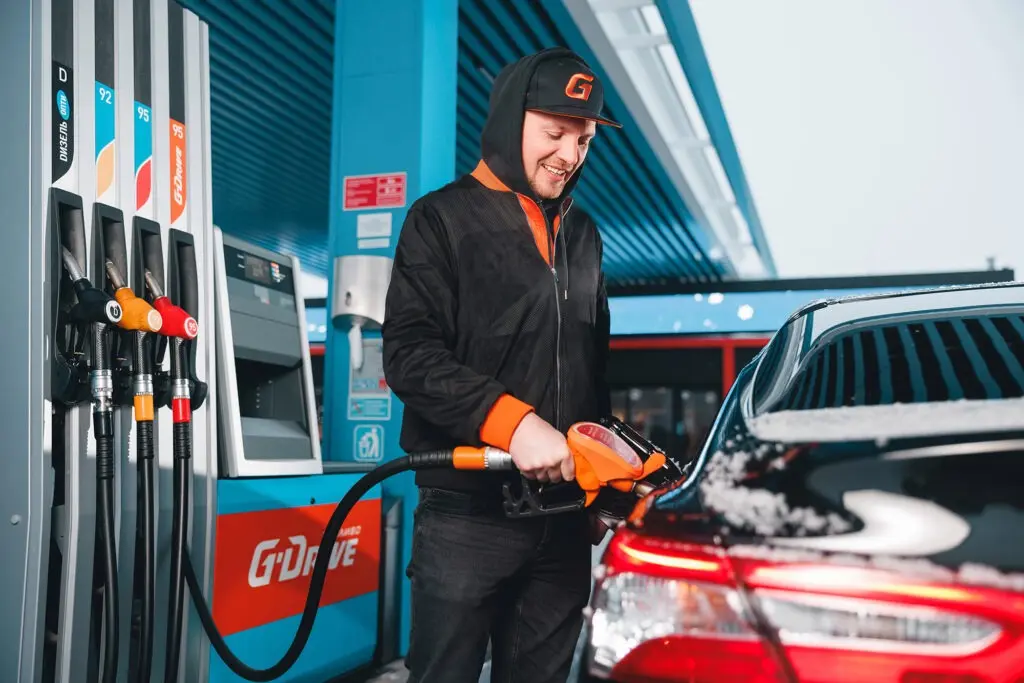 Водитель заправляет автомобиль на АЗС «Газпром нефти»