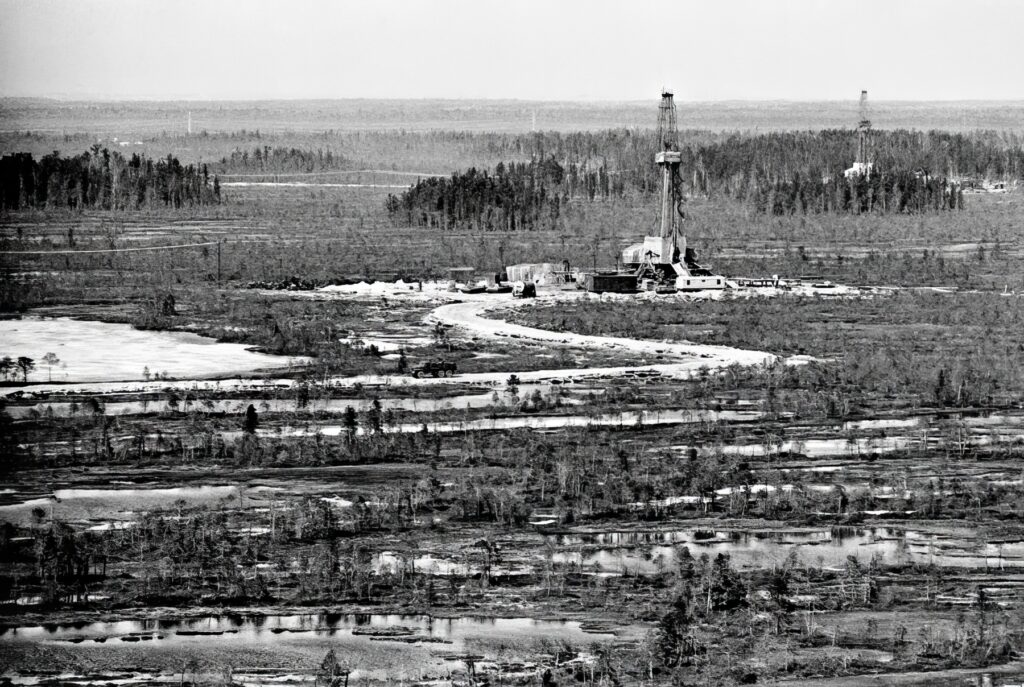 Буровые вышки на берегу озера Самотлор, 1973 г. Фото Российского государственного архива кинофотодокументов