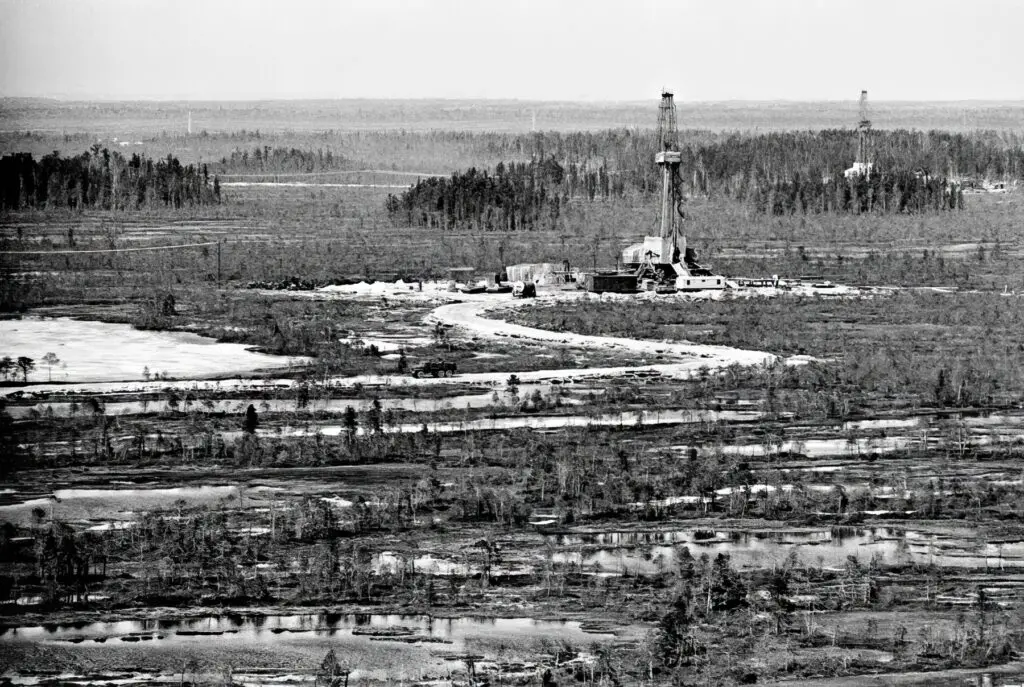 Буровые вышки на берегу озера Самотлор, 1973 г.  Фото Российского государственного архива кинофотодокументов
