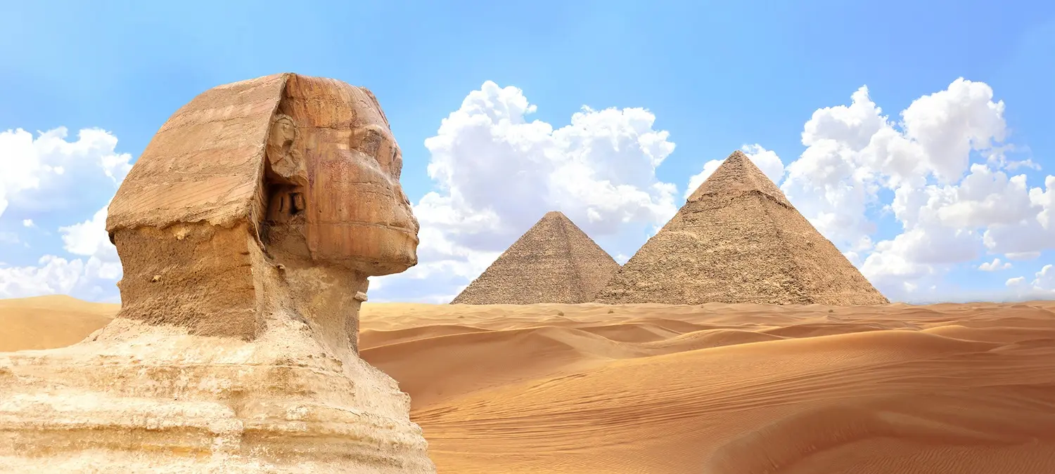 Сфинкс Гизы рядом с пирамидами в пустыне