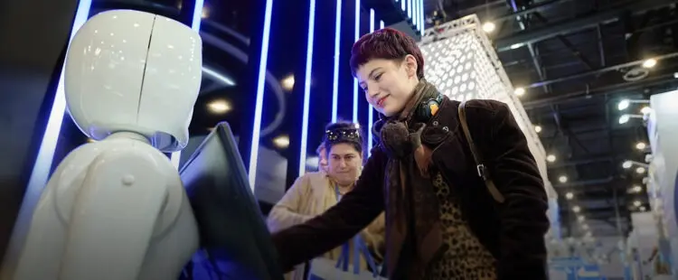 Посетителей Петербургского международного газового форума встречали причудливые роботы