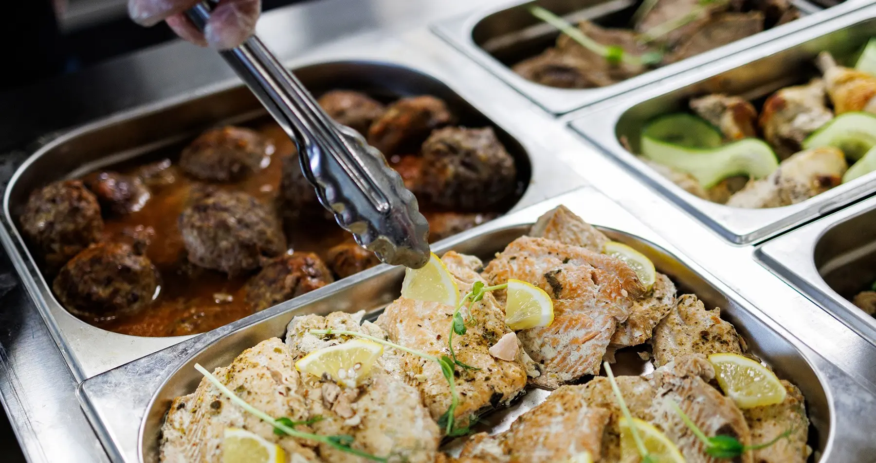 Горячие блюда из столовой жилого комплекса «Газпром нефти» на Игнялинском участке Чонской группы месторождений