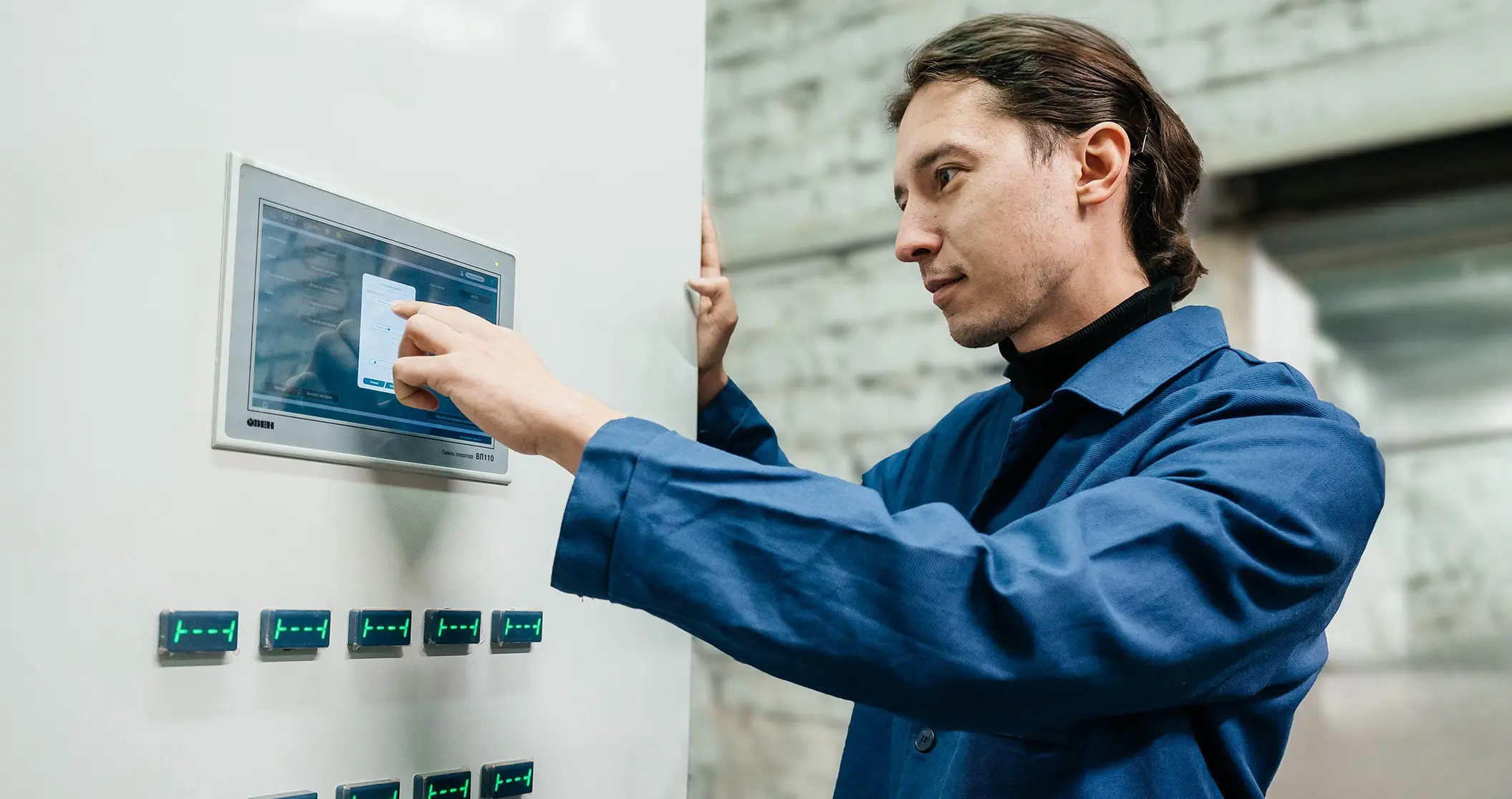 Исследователь из ТПУ управляет полупромышленной установкой для производства и сжигания топлива. Фото пресс-службы ТПУ