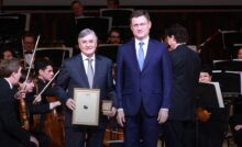 Награждение Владислава Хомича в рамках премии Глобальная энергия