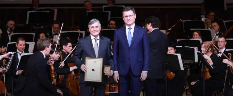 Награждение Владислава Хомича в рамках премии Глобальная энергия