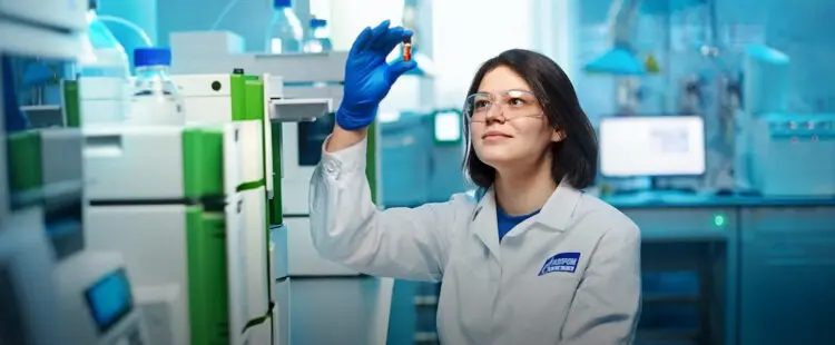 Технолог Омского нефтеперерабатывающего завода изучает образец топлива