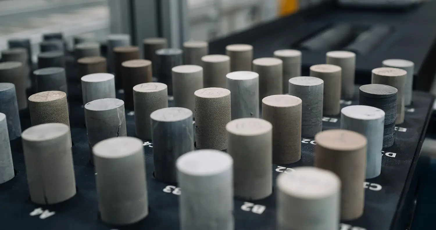 Образцы кернов из тюменского центра «Геосфера»