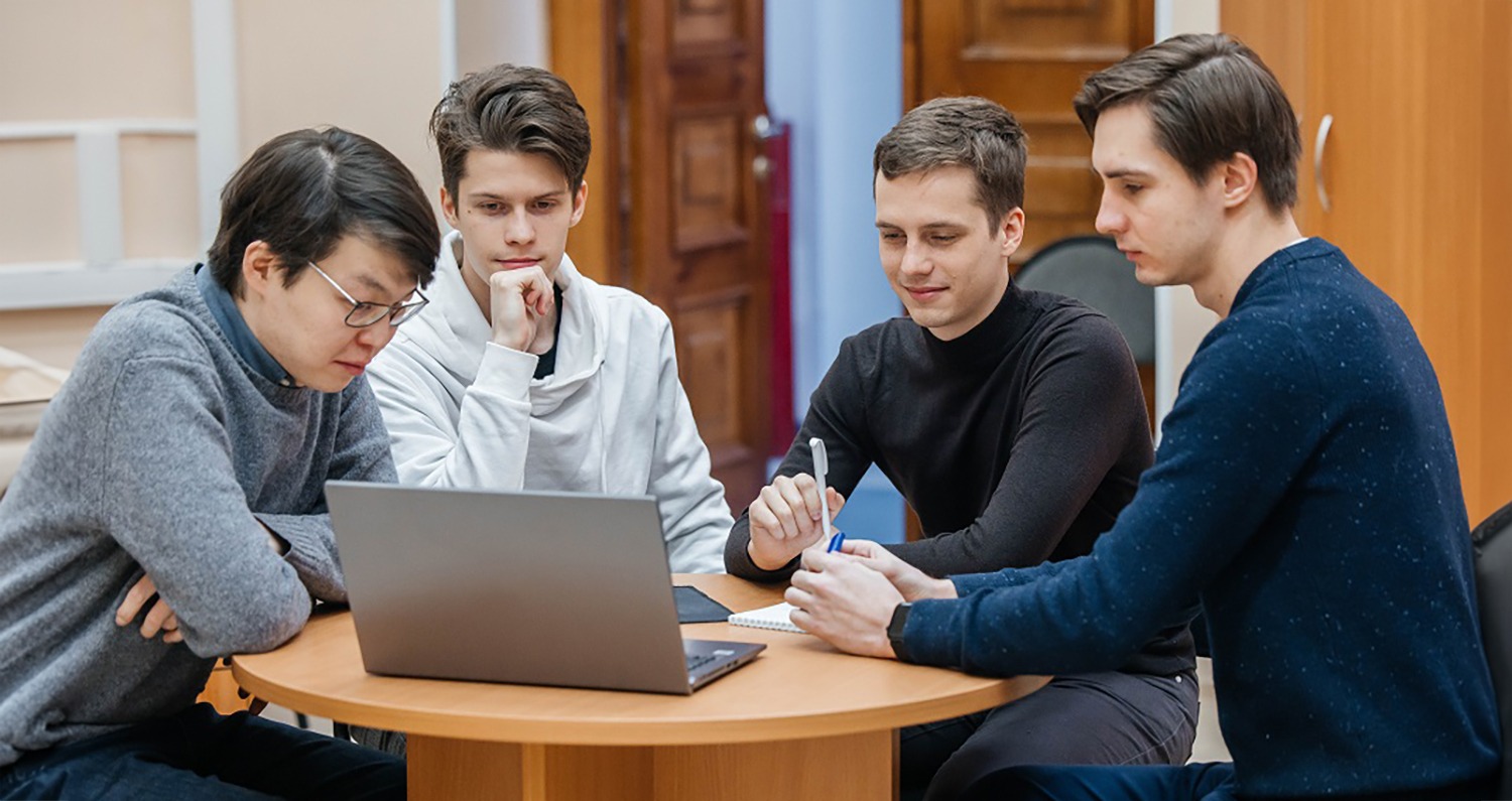 Сотрудники и студенты ТПУ анализируют цифровые модели. Фото пресс-службы ТПУ