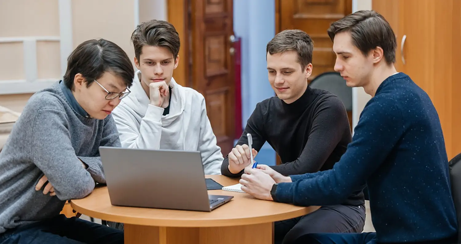 Сотрудники и студенты ТПУ анализируют цифровые модели. Фото пресс-службы ТПУ