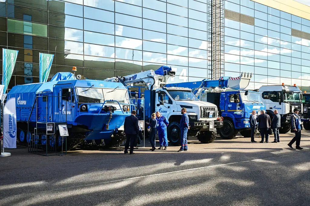 Вездеход ТМ-140 и другие транспортные средства на выставке техники