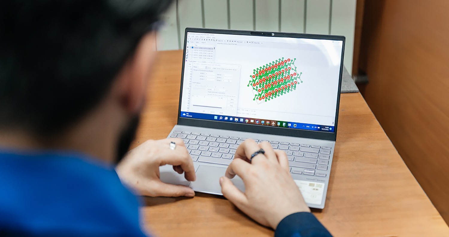 Сотрудники и студенты ТПУ анализируют цифровые модели. Фото пресс-службы ТПУ