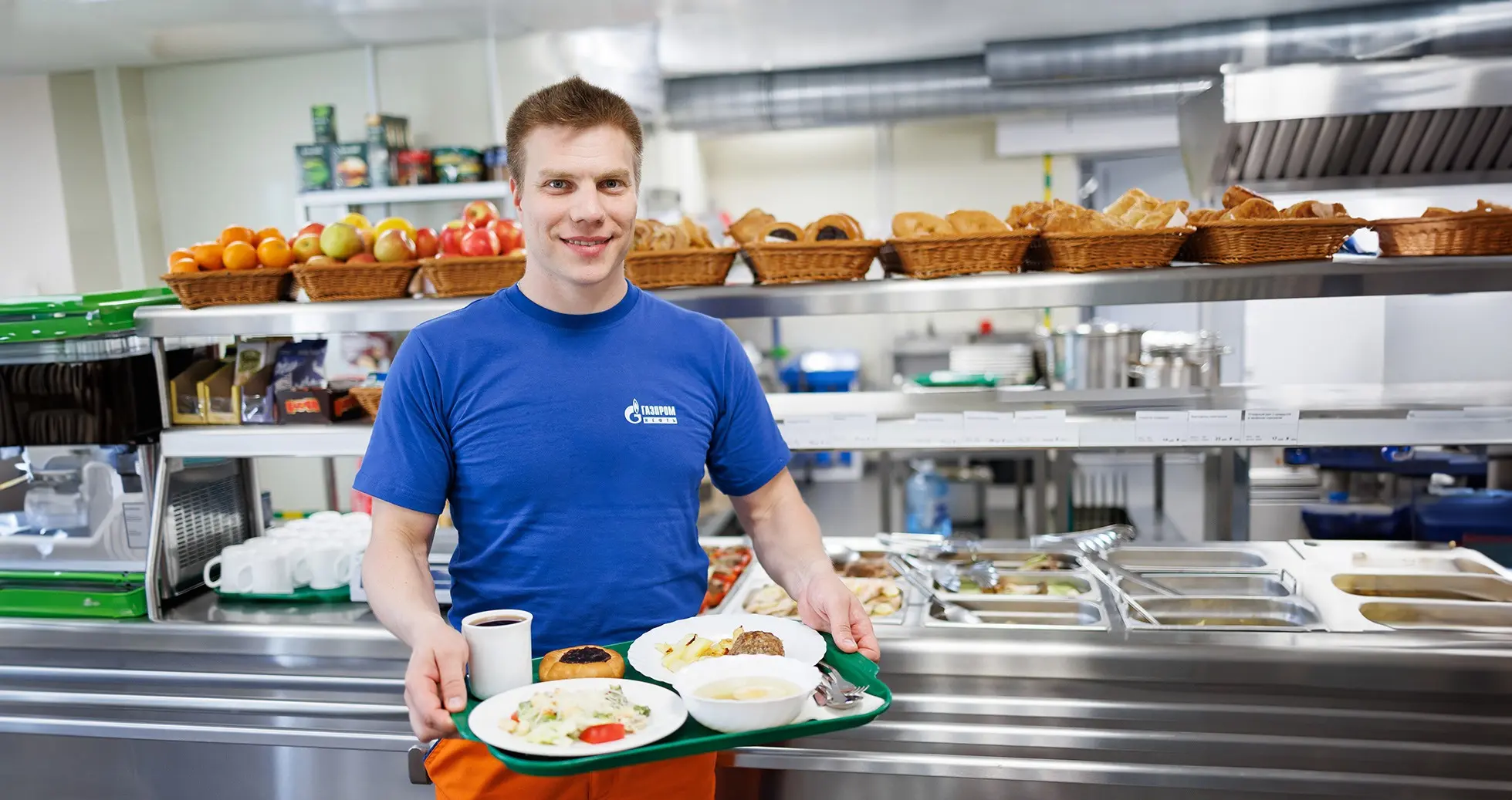 Вахтовик с комплексным обедом в столовой жилого комплекса «Газпром нефти» на Игнялинском участке Чонской группы месторождений