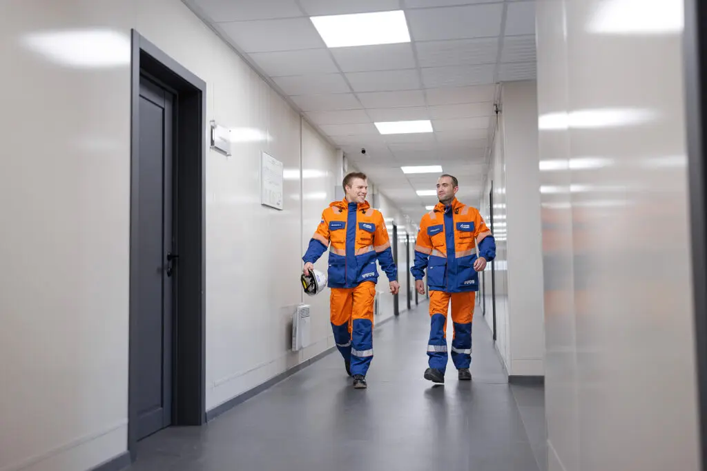 Вахтовики идут по коридору жилого комплекса «Газпром нефти» на Игнялинском участке Чонской группы месторождений