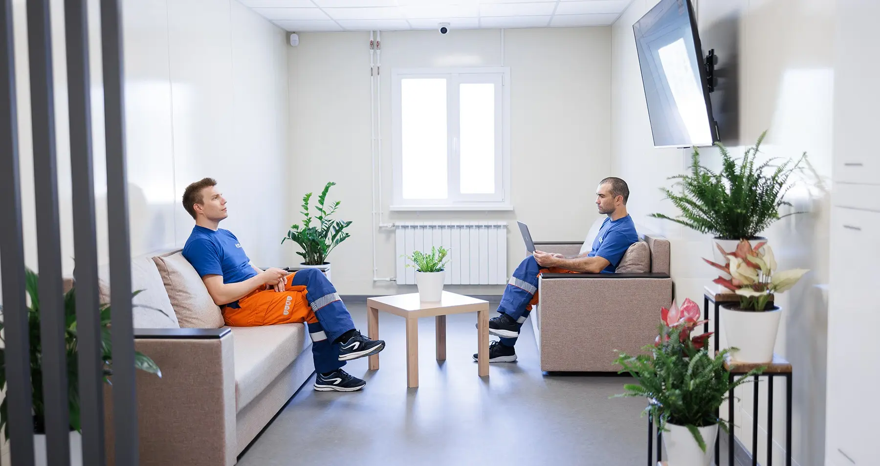 Вахтовики в зоне отдыха внутри жилого комплекса «Газпром нефти» на Игнялинском участке Чонской группы месторождений