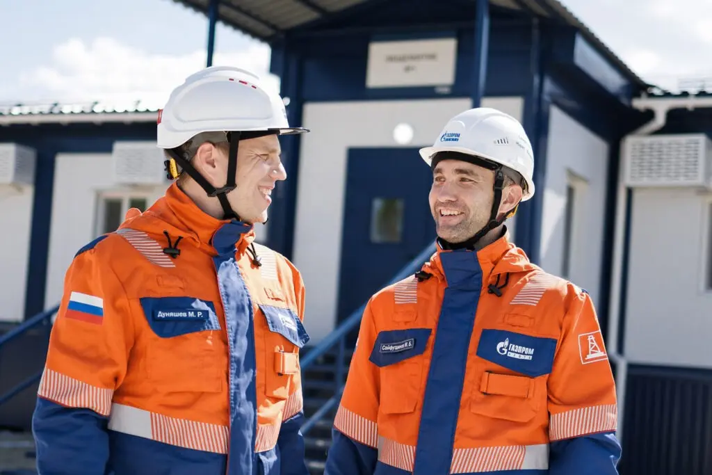 Вахтовики во время беседы во дворе жилого комплекса «Газпром нефти» на Игнялинском участке Чонской группы месторождений