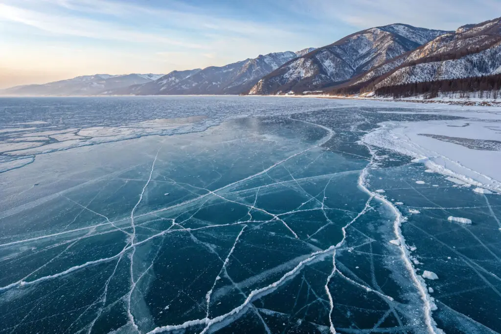 Под озерным льдом могут скрываться горячие метановые источники