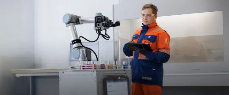 Робот химик в лаборатории