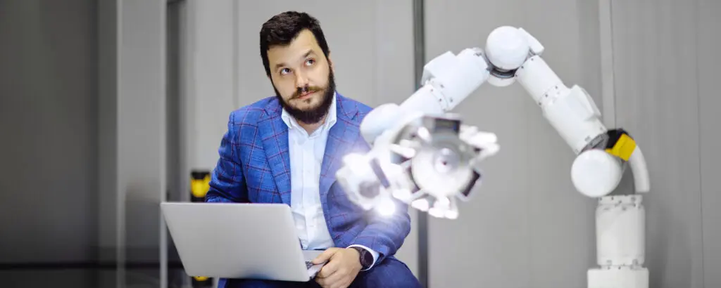 Ученый тестирует робота-помощника