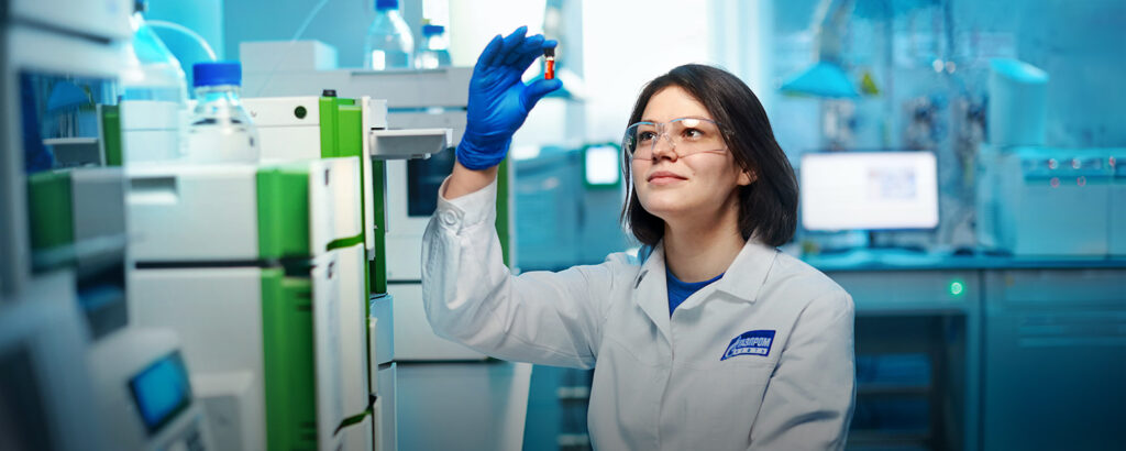 Ученый рассматривает образец высококачественного топлива