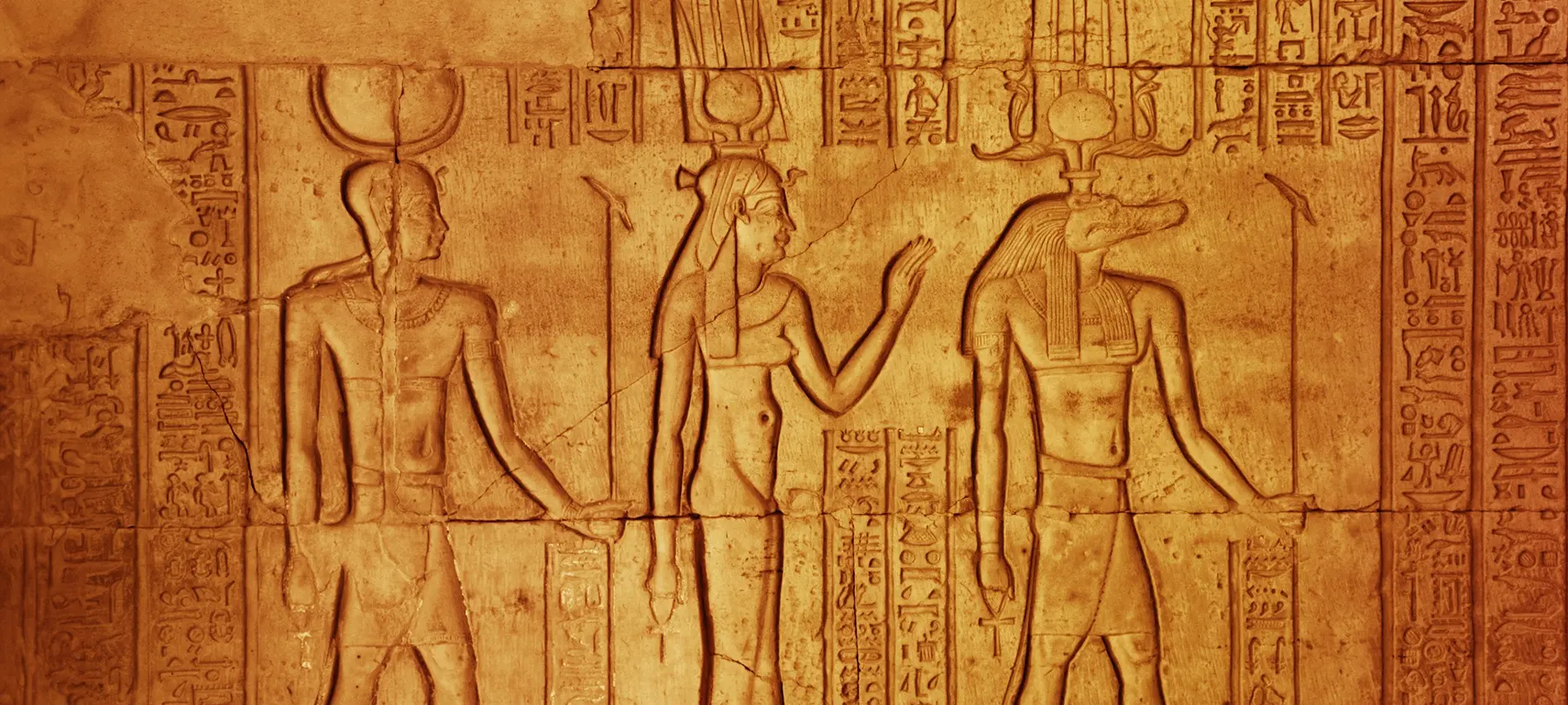 Боги Атум, его жена Иусат и их спутник Себек