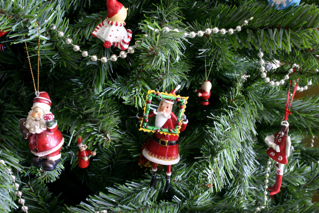 Разницу между настоящей и пластиковой хвоей можно увидеть, только если сильно присмотреться