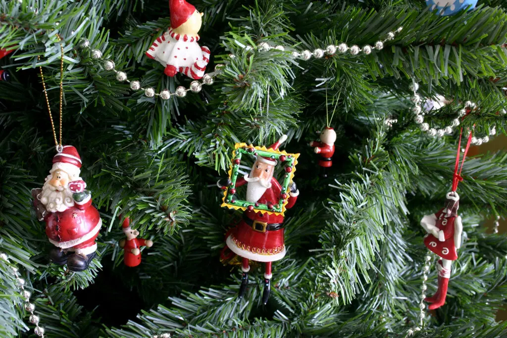 Разницу между настоящей и пластиковой хвоей можно увидеть, только если сильно присмотреться